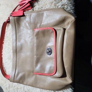 COACH  2-TONE LEATHER BUCKETCOACH 22407 Two-tone leatherInside zip, c